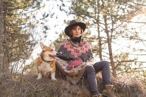 mujer joven hipster viaja con perro corgi foto