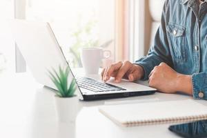 hombres de negocios que trabajan en sus escritorios con cuadernos tomando notas aceptando pedidos de clientes en línea, negocios en línea y comercio electrónico, tiendas en línea que venden productos. foto