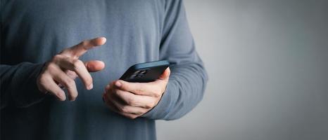 los hombres de negocios usan teléfonos inteligentes para hacer negocios y buscan información de ventas en línea, el concepto de hacer negocios en línea. foto