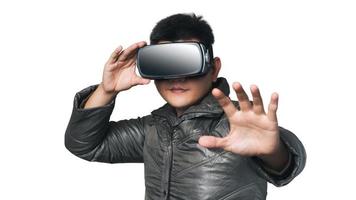 joven usando gafas vr con aislado. concepto de realidad virtual de tecnología de metaverso. dispositivo de realidad virtual, simulación, 3d, ar, vr, innovación y tecnología del futuro en las redes sociales. foto