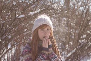 retratos de hermosa mujer joven en el parque de invierno foto