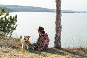 mujer joven hipster viaja con perro corgi foto