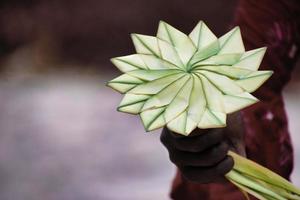 flor hecha a mano con hojas de palmera datilera. flor tradicional india y de bangladesh. foto