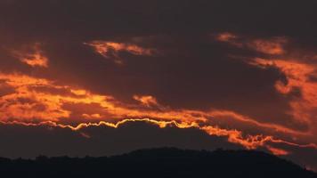 timelapse du coucher de soleil spectaculaire avec un ciel orange dans une journée ensoleillée. video