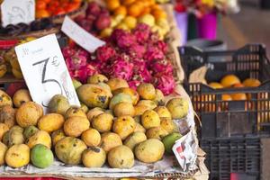frutas tropicales en un puesto de mercado en la isla de la reunión foto