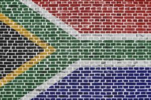 bandera de sudáfrica pintada en una pared de ladrillos foto