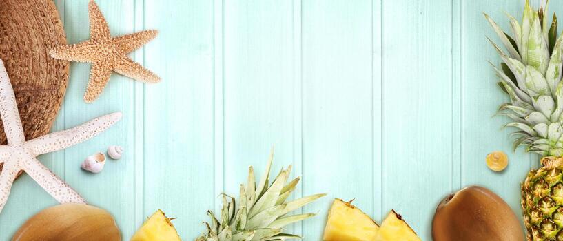 concepto náutico con hoja de palma, sombrero de playa, estrella de mar y piña. foto