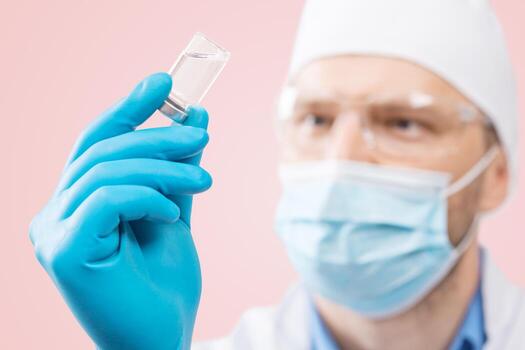 médico sosteniendo una viola con vacuna contra el virus de la corona. foto