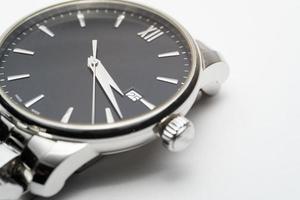 ver la cara del reloj para hombres diseño de lujo sobre fondo blanco. foto