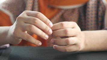 close-up das mãos das mulheres com anel de casamento