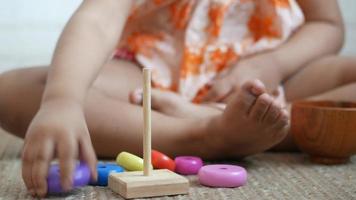 niño jugando con un bebé juguetes en la cama, concepto de desarrollo infantil. video