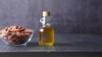 aceites de almendras y nueces frescas en la mesa