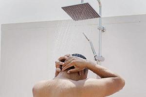 hombre duchándose en el baño al aire libre foto