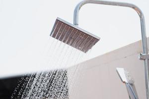 agua que sale de la ducha en el baño al aire libre foto