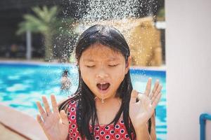 los niños se duchan en el baño foto