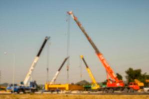 desenfoque de fondo grúa móvil levantando la instalación de la viga de la grúa foto