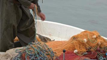 preparación de redes de pesca en un barco de pesca