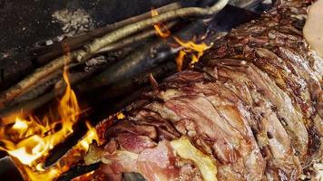 comida tradicional turca llamada cag kebab doner en fuego de barbacoa video