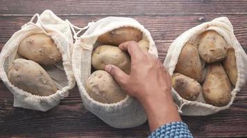 Draufsicht auf rohe Kartoffeln in einer Einkaufstasche video