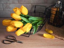 hermosas flores de tulipán en la mesa de la cocina