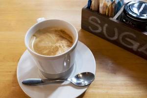 café caliente en la mesa de madera foto