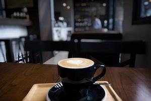 café con leche en una mesa de madera foto