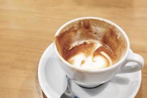 café con leche caliente sobre una mesa de madera. foto