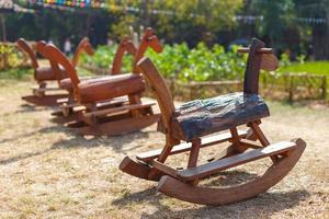 el caballo mecedor es un juguete hecho a mano en el parque, a los niños les gusta divertirse foto