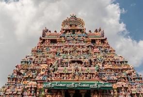 la aguja de la torre del antiguo templo hindú de srirangam cerca de tiruchirapalli en el sur de la india foto