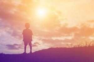 silueta de niños felices y puesta de sol feliz foto