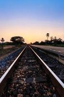 puesta de sol sobre el ferrocarril foto