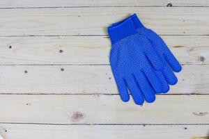 guantes azules sobre fondo de madera foto