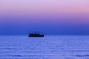 barco de pesca al atardecer foto