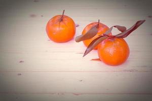 naranjas y hojas secas en vintage foto