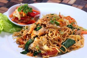 Mie Goreng, a famous Indonesian specialty. In the form of noodles cooked by roasting, garlic, eggs and pepper. This photo is combined with catfish.
