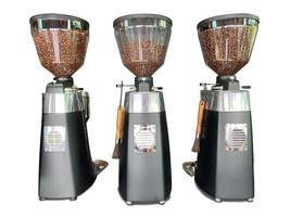 cafetera aislada 3 máquinas con café en grano tostado foto