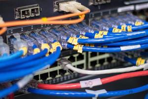 los cables de red para conectar el puerto de un conmutador para conectar la red de Internet, la tecnología de comunicación conceptual foto