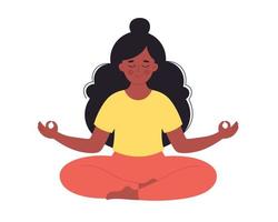 mujer negra meditando en posición de loto. estilo de vida saludable, yoga, relajación, ejercicio de respiración vector