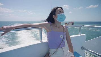 retrato de jovem mulher asiática atraente relaxando no telhado da balsa de transferência da ilha, sentada sozinha em um deck de iate de luxo, viagem de férias de verão, fêmea desfruta de toques de brisa do mar e vista video