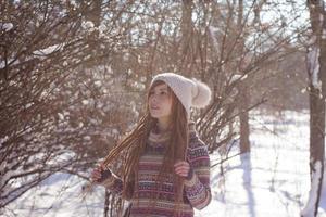 retratos de hermosa mujer joven en el parque de invierno foto