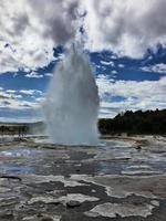 una vista de un géiser en islandia foto