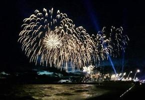 una vista de un espectáculo de fuegos artificiales foto