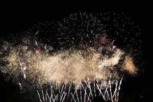 una vista de un espectáculo de fuegos artificiales foto