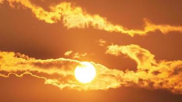 timelapse del tramonto drammatico con cielo arancione in una giornata di sole. video