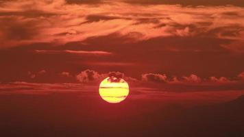 schöne klare große sonne bei sonnenaufgang oder sonnenuntergang, wolken- und himmelnaturlandschaftsszene. video