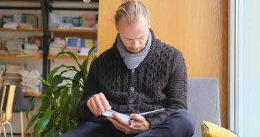 jeune homme étudie à la bibliothèque video