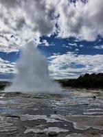 una vista de un géiser en islandia foto