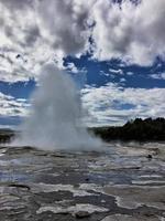 una vista de un géiser en islandia foto