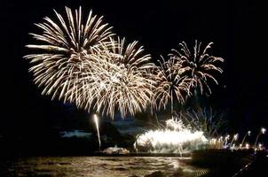 una vista de un espectáculo de fuegos artificiales foto