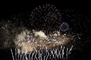 una vista de un espectáculo de fuegos artificiales foto